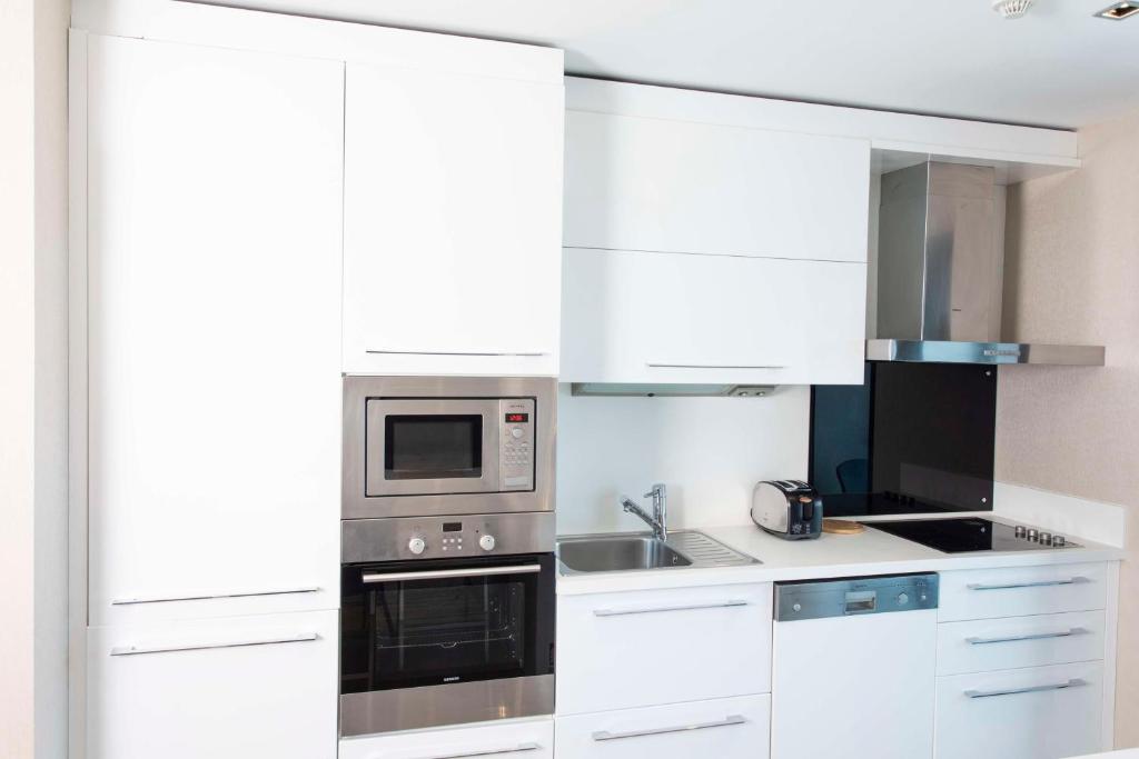 Radisson Residences Avrupa TEM Istanbulにあるキッチンまたは簡易キッチン
