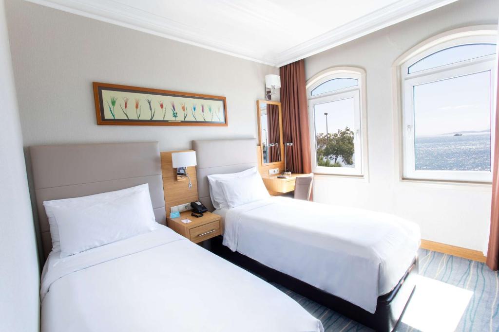 A bed or beds in a room at Radisson Hotel Istanbul Sultanahmet
