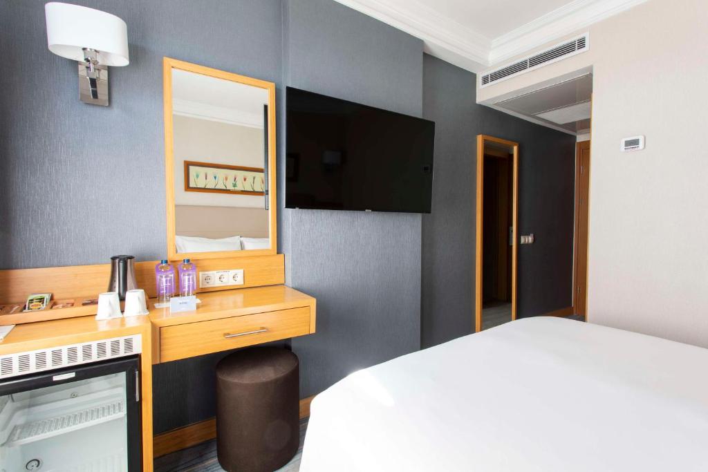 A bed or beds in a room at Radisson Hotel Istanbul Sultanahmet