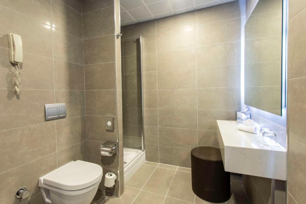 A bathroom at Radisson Hotel Istanbul Sultanahmet