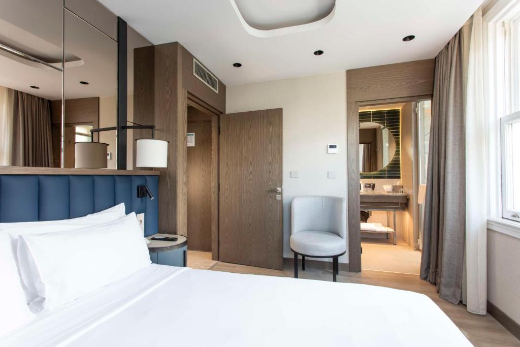 A bed or beds in a room at Radisson Hotel Istanbul Sultanahmet