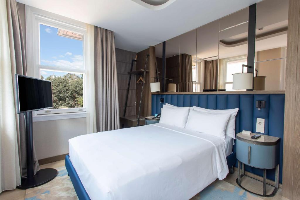 A bed or beds in a room at Radisson Hotel Istanbul Sultanahmet