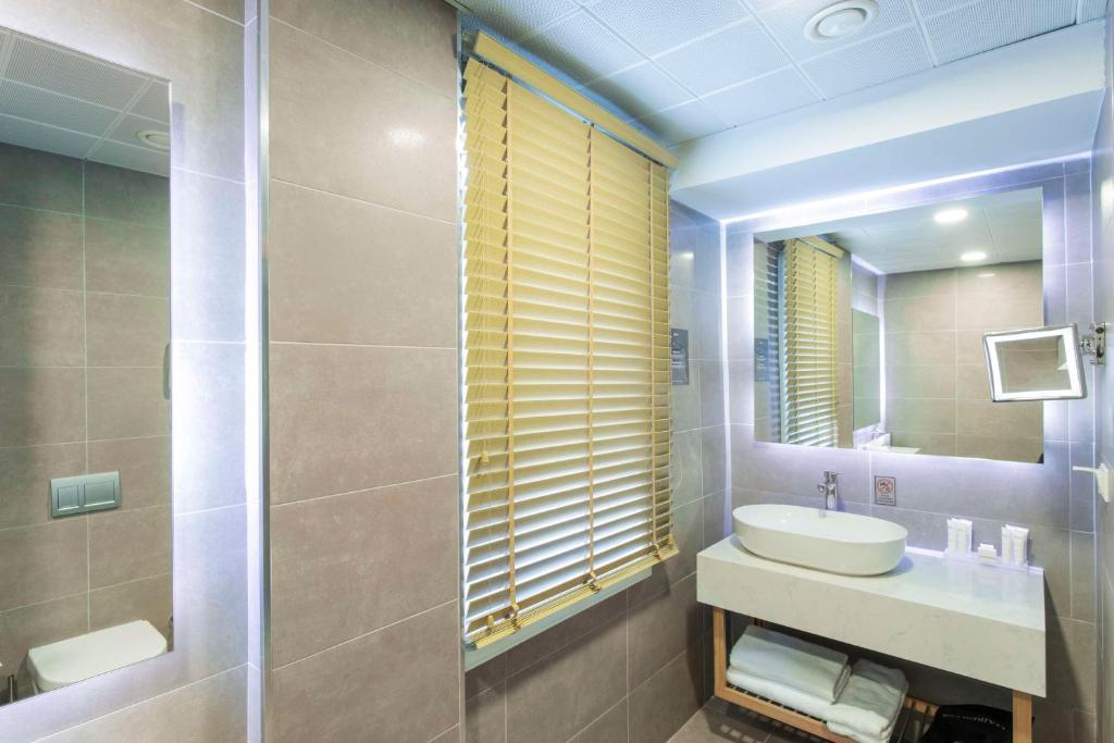 A bathroom at Radisson Hotel Istanbul Sultanahmet