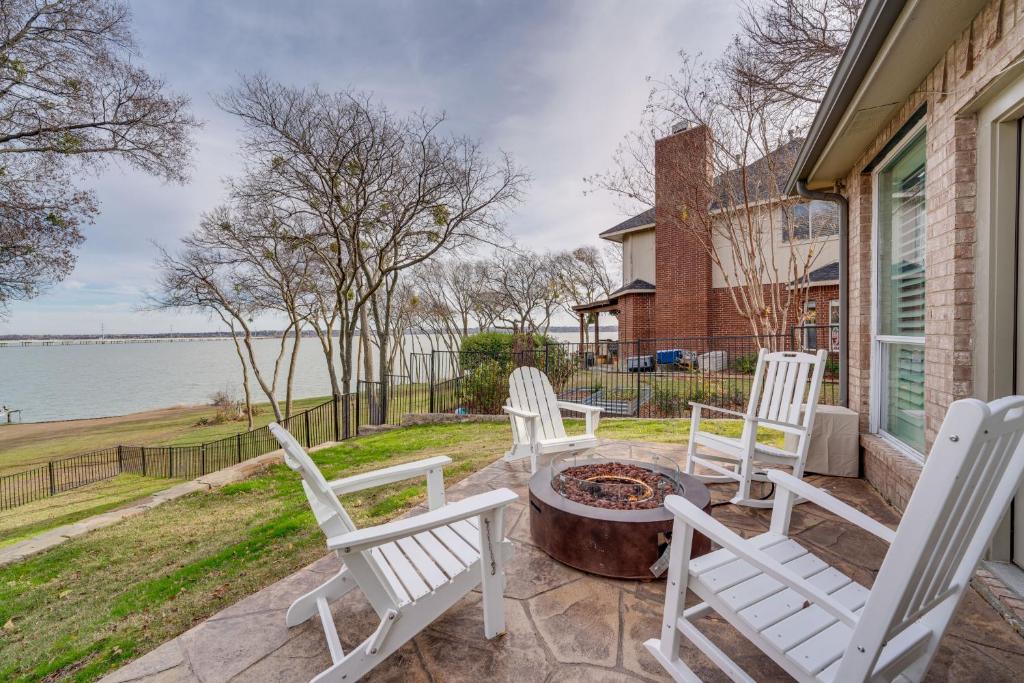 - un ensemble de chaises blanches assises sur une terrasse dans l'établissement Lakefront Rockwall Vacation Rental with Private Pool, à Rockwall