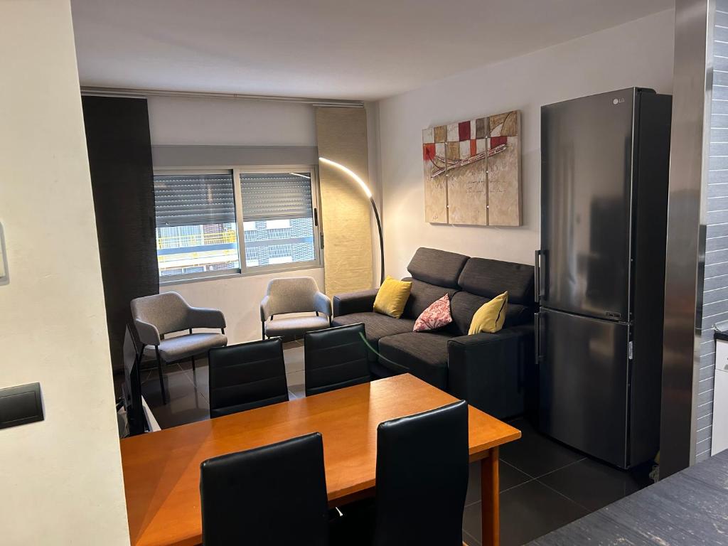 un soggiorno con divano e frigorifero di Apartamentos Benicassim a Benicàssim