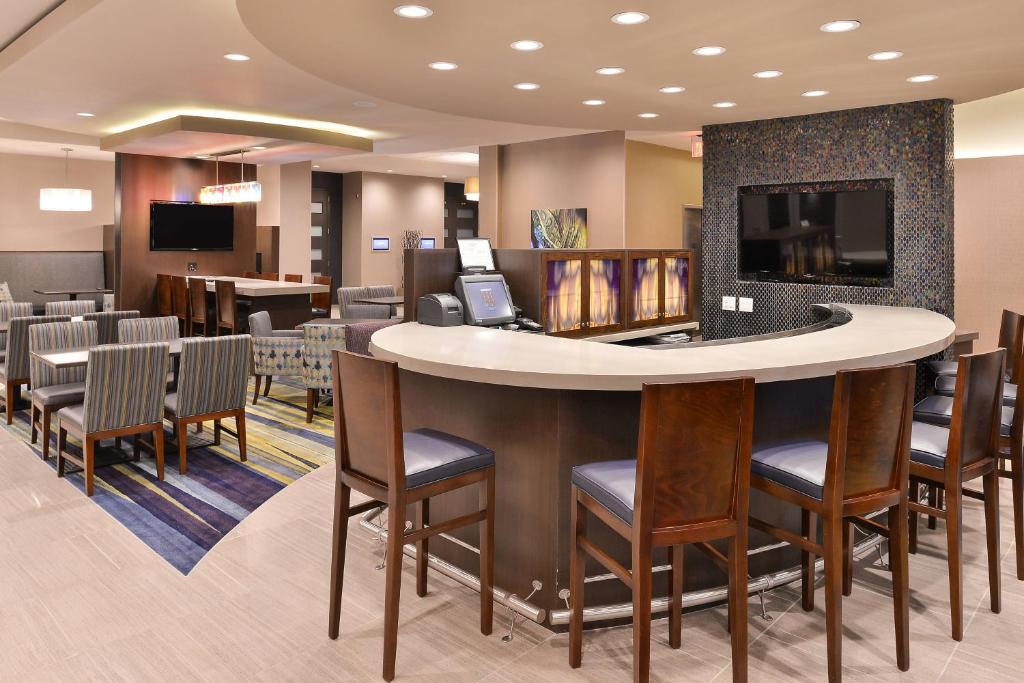 TV a/nebo společenská místnost v ubytování SpringHill Suites by Marriott Raleigh Cary