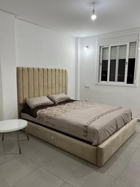 ein Schlafzimmer mit einem großen Bett und einem Fenster in der Unterkunft Bel appartement in Tangier