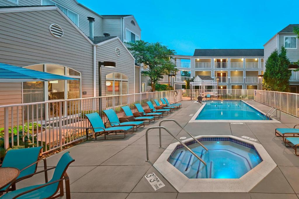 un patio con sillas y una piscina en Residence Inn Boston Tewksbury/Andover, en Tewksbury