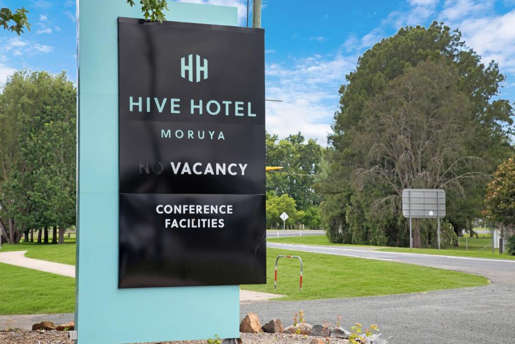 ein Schild für ein Hotel vor einer Straße in der Unterkunft Hive Hotel, Moruya in Moruya