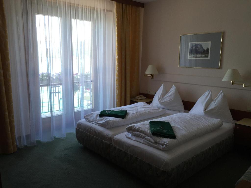Postel nebo postele na pokoji v ubytování See-Hotel Post am Attersee