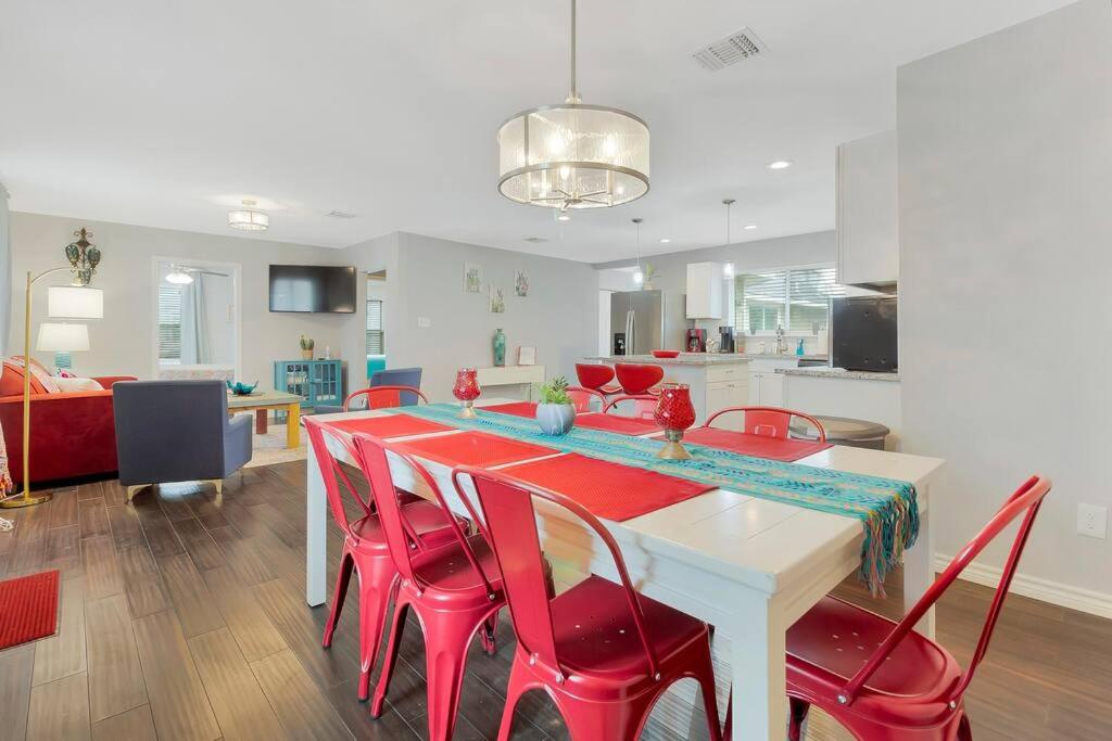 czerwony stół jadalny z czerwonymi krzesłami w kuchni w obiekcie Luxurious Villa with Private GAME ROOM – Your Ultimate Retreat for Fun and Relaxation! w mieście San Antonio