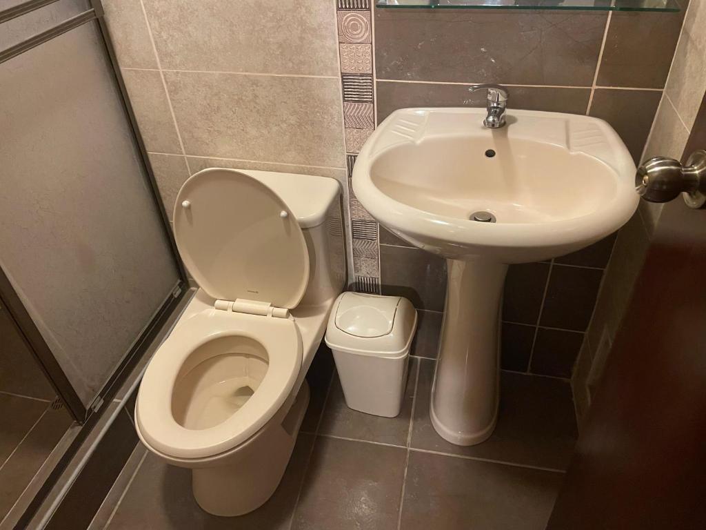 een badkamer met een toilet en een wastafel bij SierraAlta in Chivay