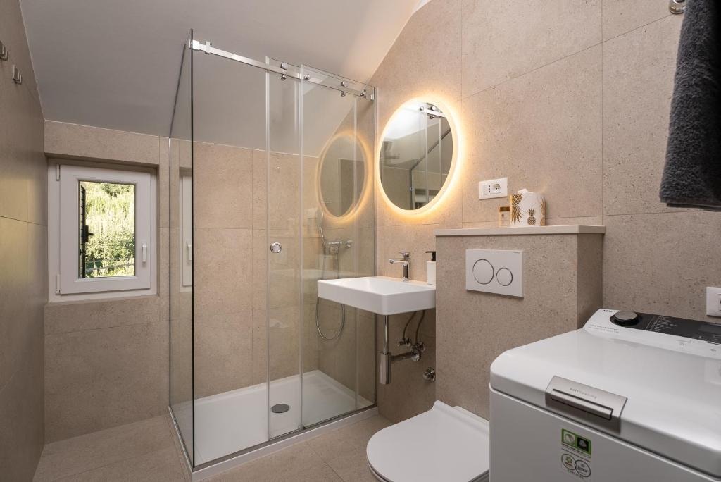 Kúpeľňa v ubytovaní Apartments by the sea Duce, Omis - 11673