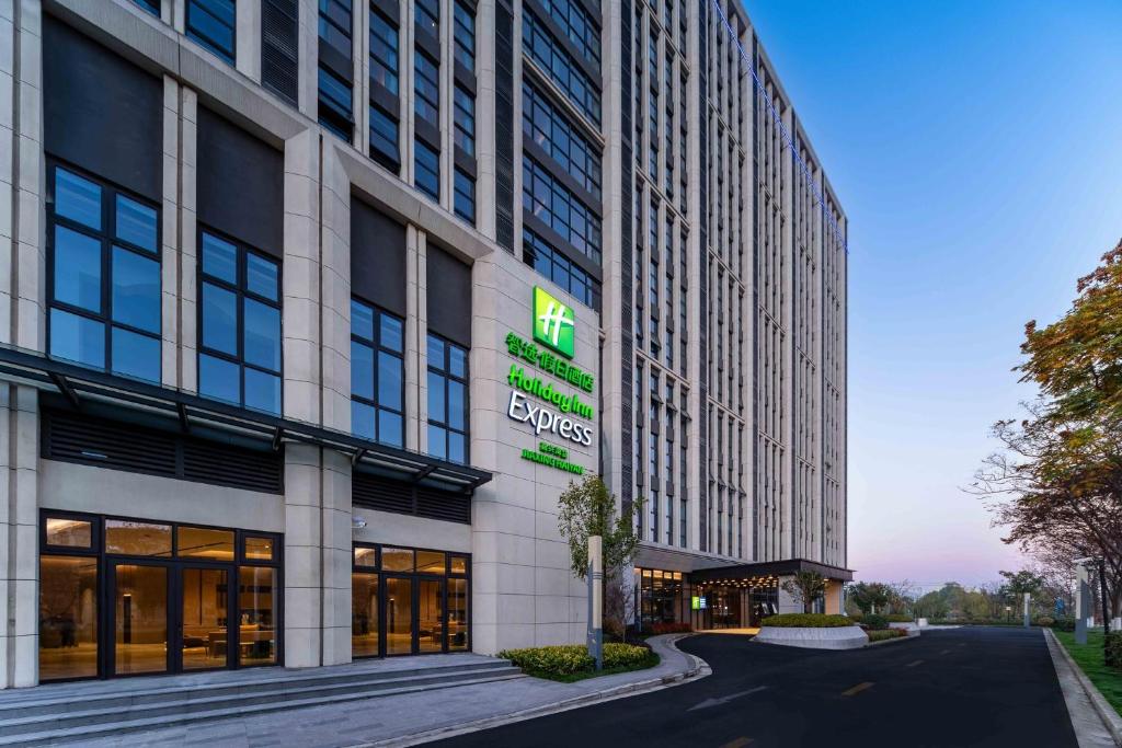 嘉兴海盐智选假日酒店的建筑物外观效果图