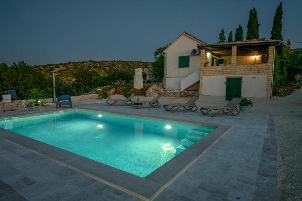 Family friendly house with a swimming pool Bobovisca, Brac - 21663 내부 또는 인근 수영장