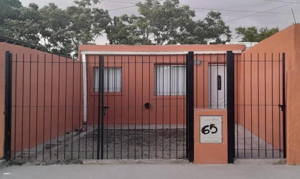 un bâtiment orange avec une porte en face dans l'établissement Dpto. en S.A.O, à San Antonio Oeste