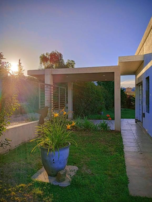 een huis met een grote vaas in de tuin bij Loft Las Acacias in Potrero de los Funes