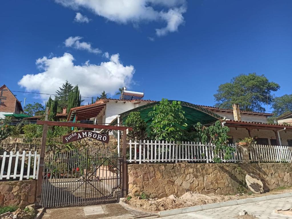 薩邁帕塔的住宿－Fonda Amboró，房屋前有门的白色围栏