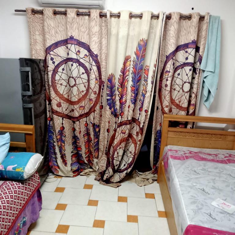 Postel nebo postele na pokoji v ubytování بيت الطالبات