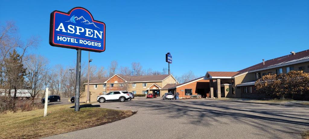 Aspen Hotel Rogers Formerly Americ inn في Rogers: علامة على فندق على شارع