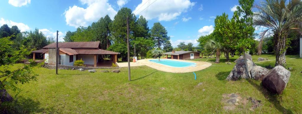 um quintal com uma piscina e uma casa em Sitio do Espigão em Viamão