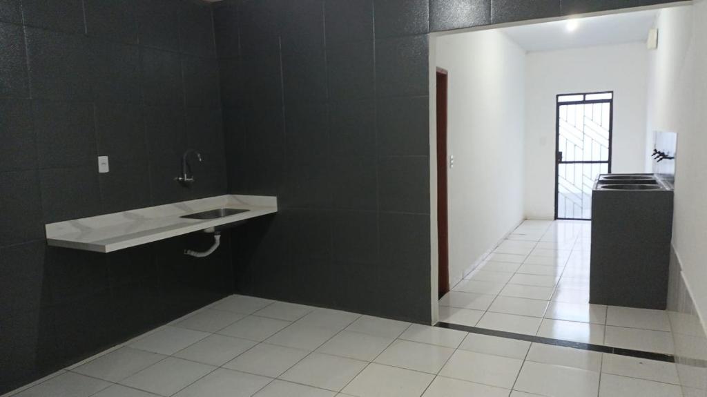 een badkamer met een wastafel en een zwarte muur bij APARTAMENTO CAUAMÉ in Boa Vista