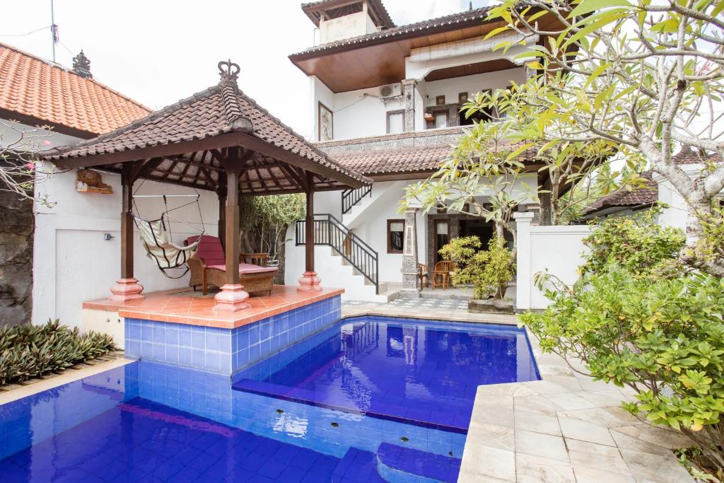 ein Haus mit einem Pool und einem Pavillon in der Unterkunft Rumah Akira Seminyak in Seminyak