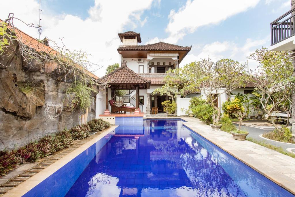 The swimming pool at or close to Rumah Akira Seminyak