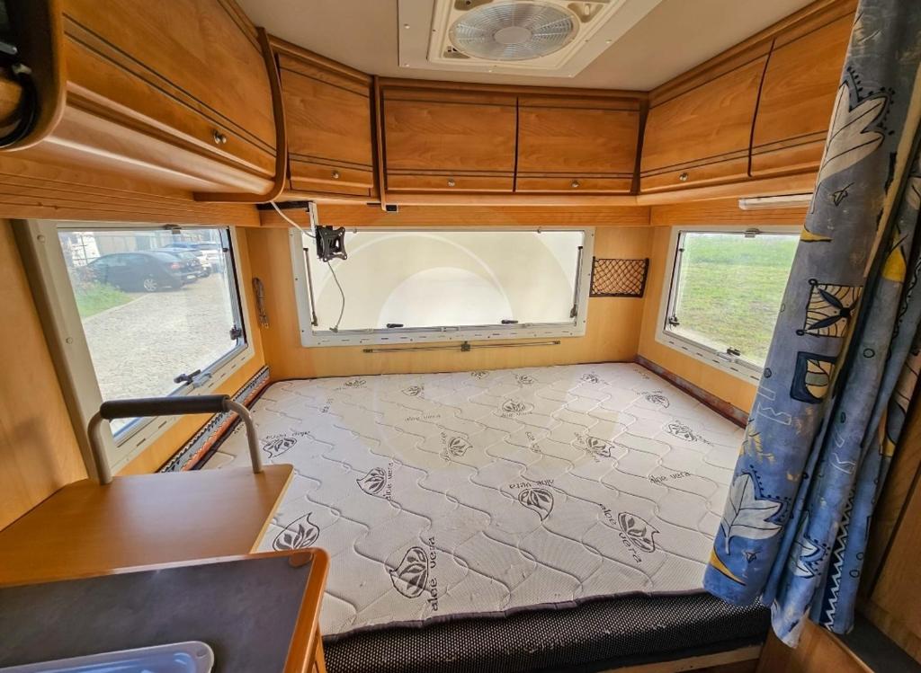 an interior view of an rv with the floor and windows at Sempre pronta para férias in Amadora