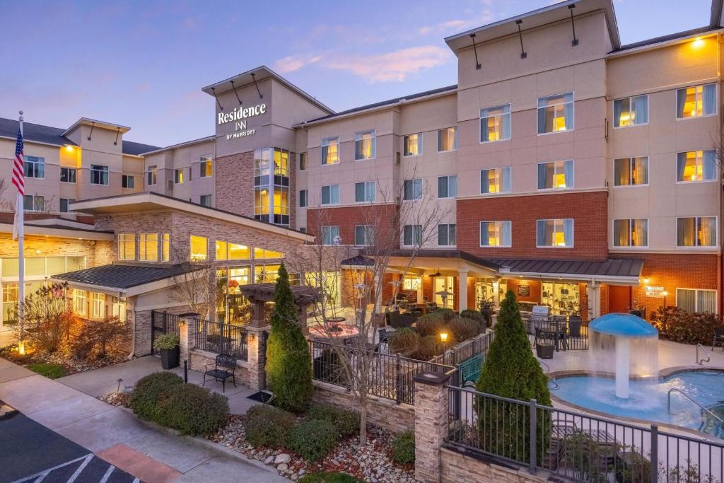 un hôtel avec une cour dotée d'une fontaine dans l'établissement Residence Inn by Marriott Nashville South East/Murfreesboro, à Murfreesboro