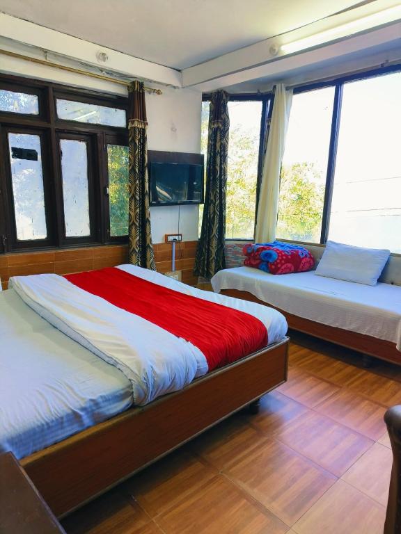 Hotel Holiday Dalhousie - Near Ghandhi Chowk Mall Road - 带私人浴室的双人间