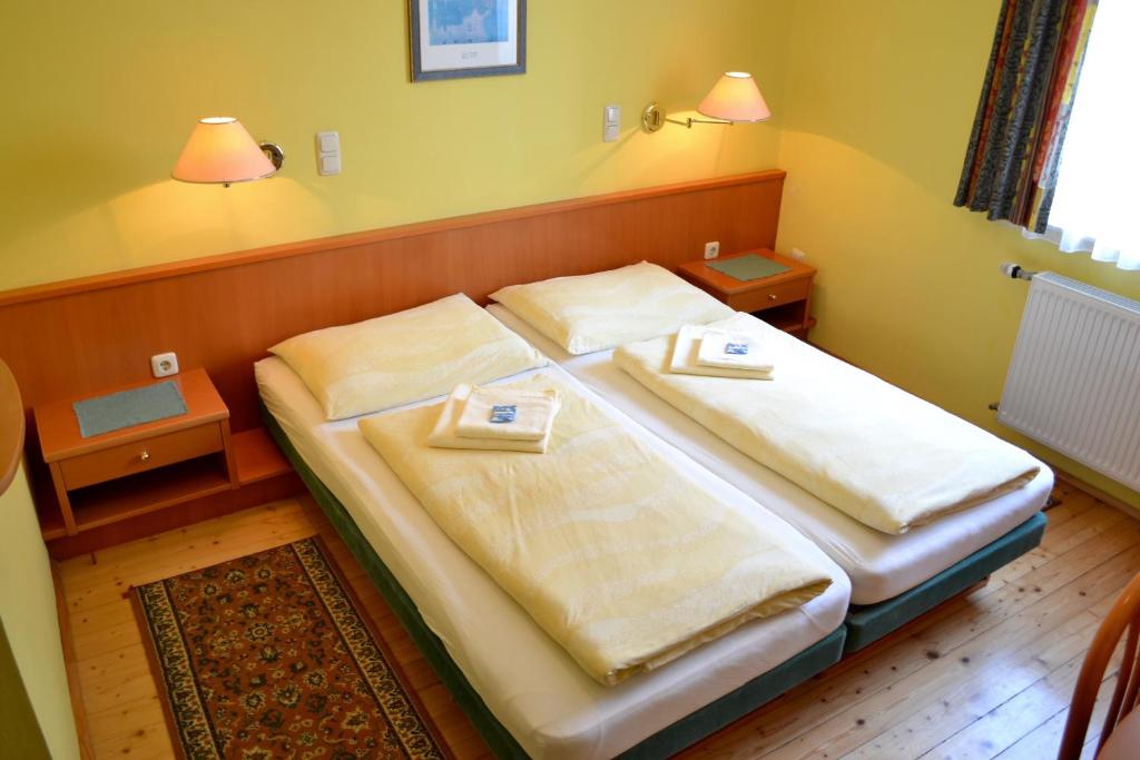 A bed or beds in a room at Gasthof Redl