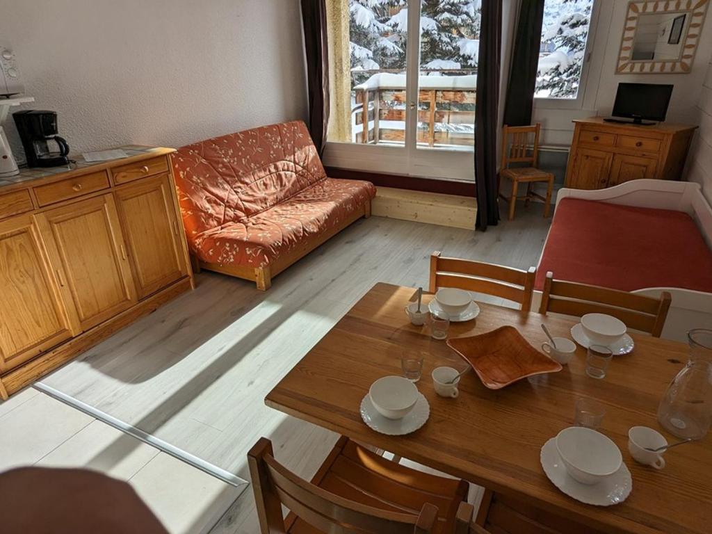 un salon avec une table et un canapé dans l'établissement Maxi Studio 6 pers. - 50m des pistes, commerces, piscine, bowling, hammam, sauna - FR-1-262-186, à Orcières