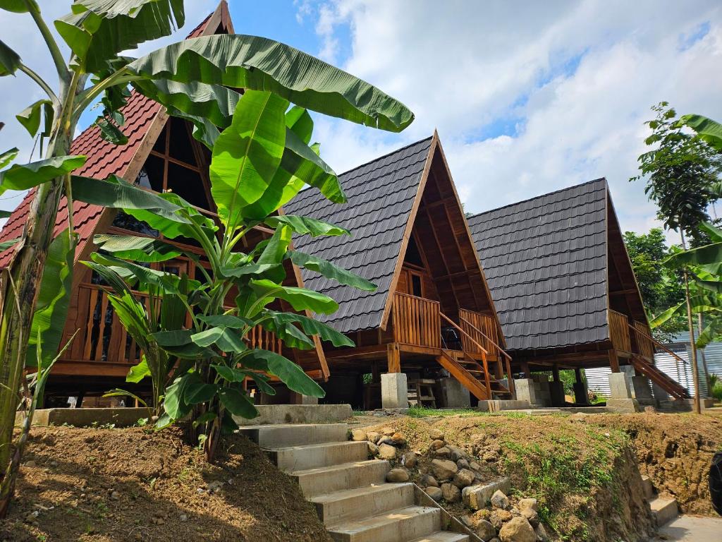 uma casa com um telhado preto e escadas em frente em Luxury Wooden House 