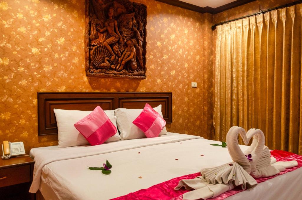Postel nebo postele na pokoji v ubytování Diva Patong Hotel