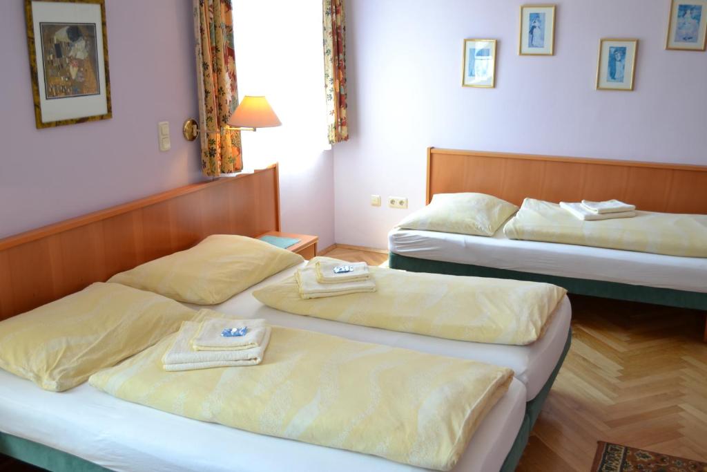 A bed or beds in a room at Gasthof Redl