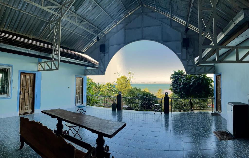 チャン島にあるKohchang FuengFahのテーブル付きの客室で、海の景色を望めます。