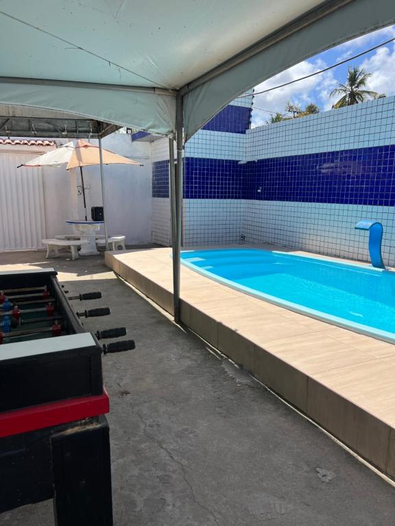 una piscina sotto una tenda con piscina di Cantinho da paz a Marechal Deodoro