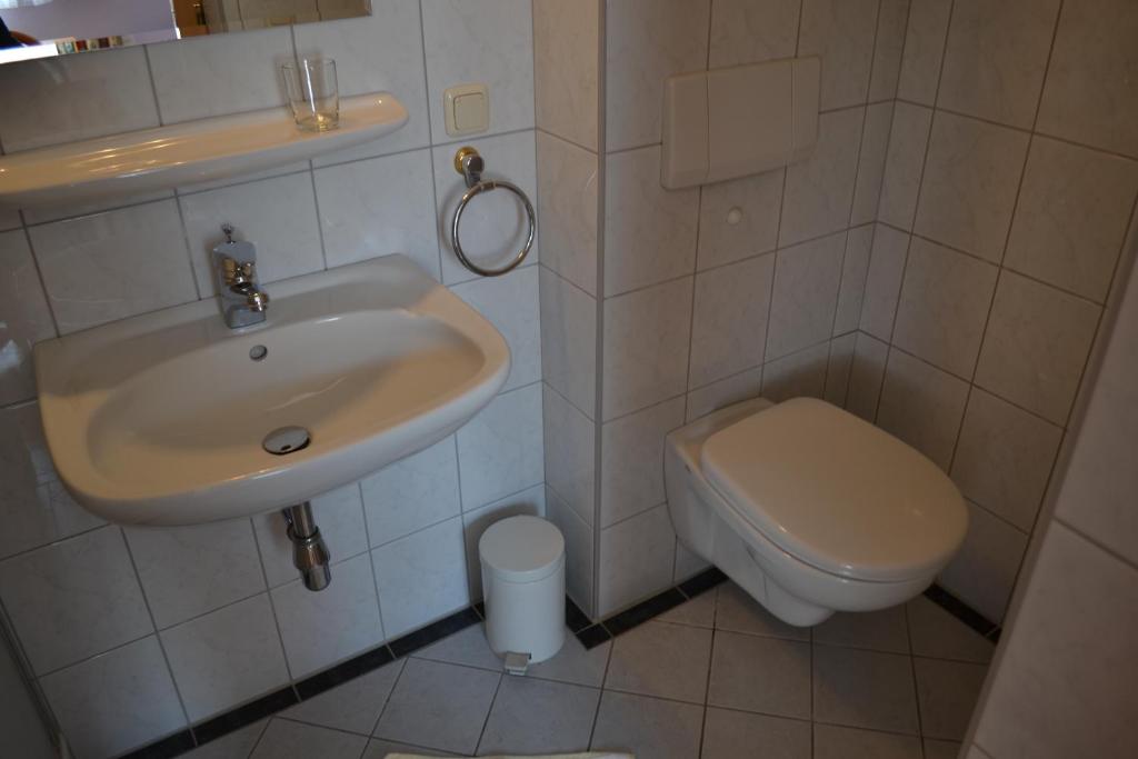 A bathroom at Gasthof Redl