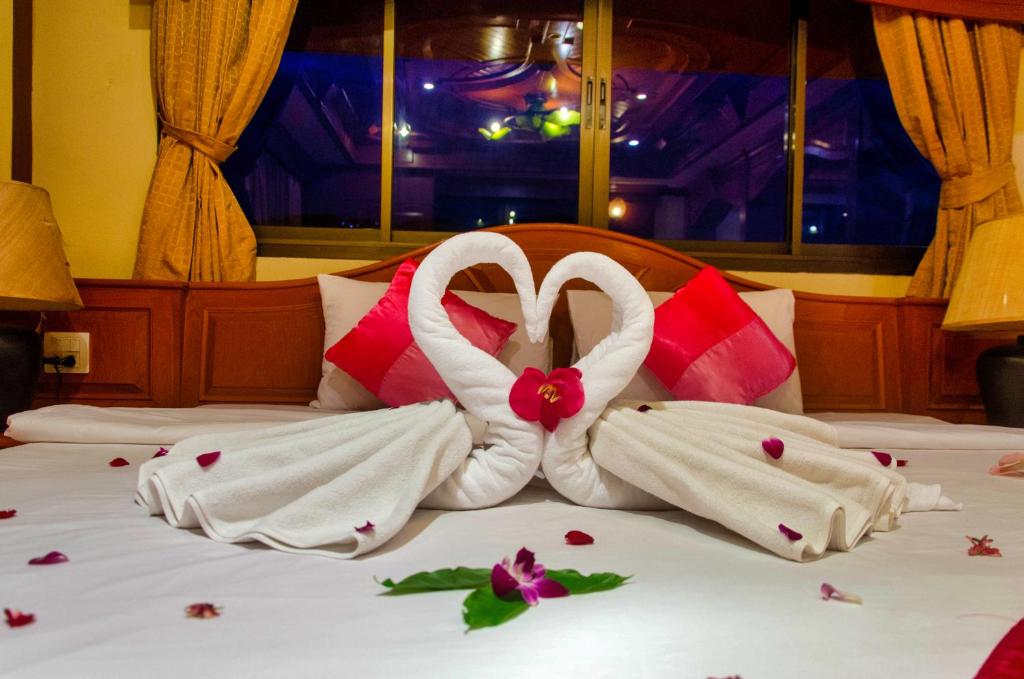 Postel nebo postele na pokoji v ubytování Diva Patong Hotel