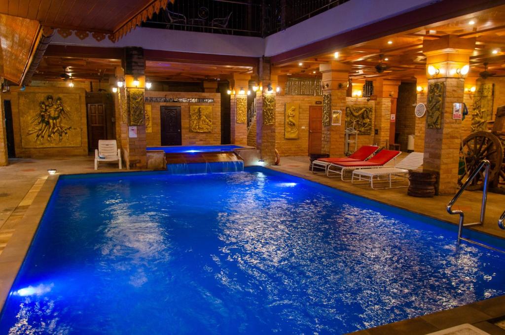 Bazén v ubytování Diva Patong Hotel nebo v jeho okolí