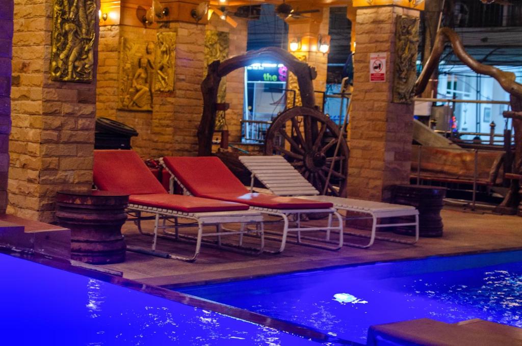 Bazén v ubytování Diva Patong Hotel nebo v jeho okolí