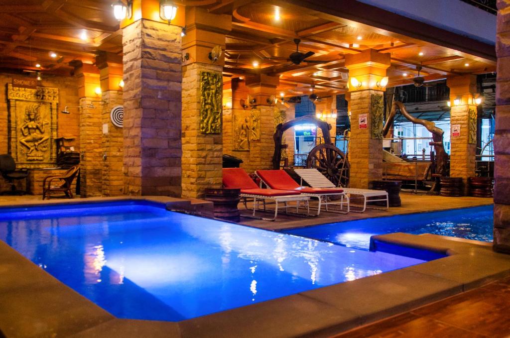 Bazén v ubytování Diva Patong Hotel nebo v jeho okolí