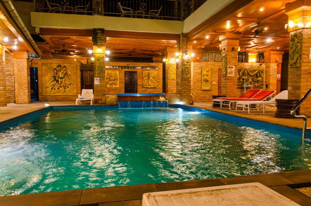Bazén v ubytování Diva Patong Hotel nebo v jeho okolí