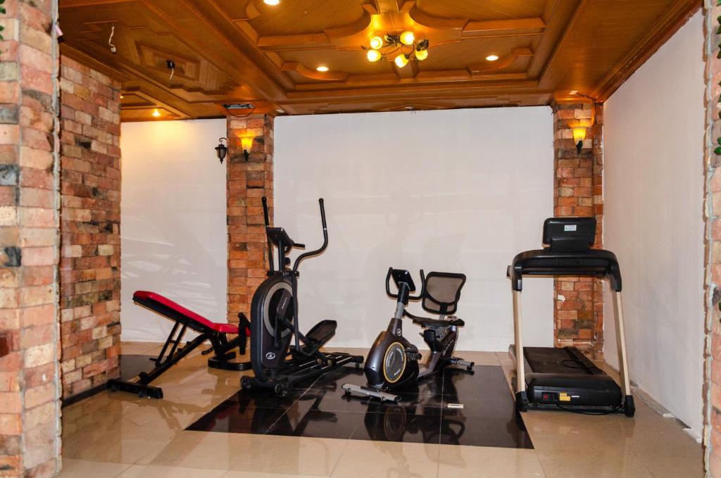 Fitness centrum a/nebo fitness zařízení v ubytování Diva Patong Hotel