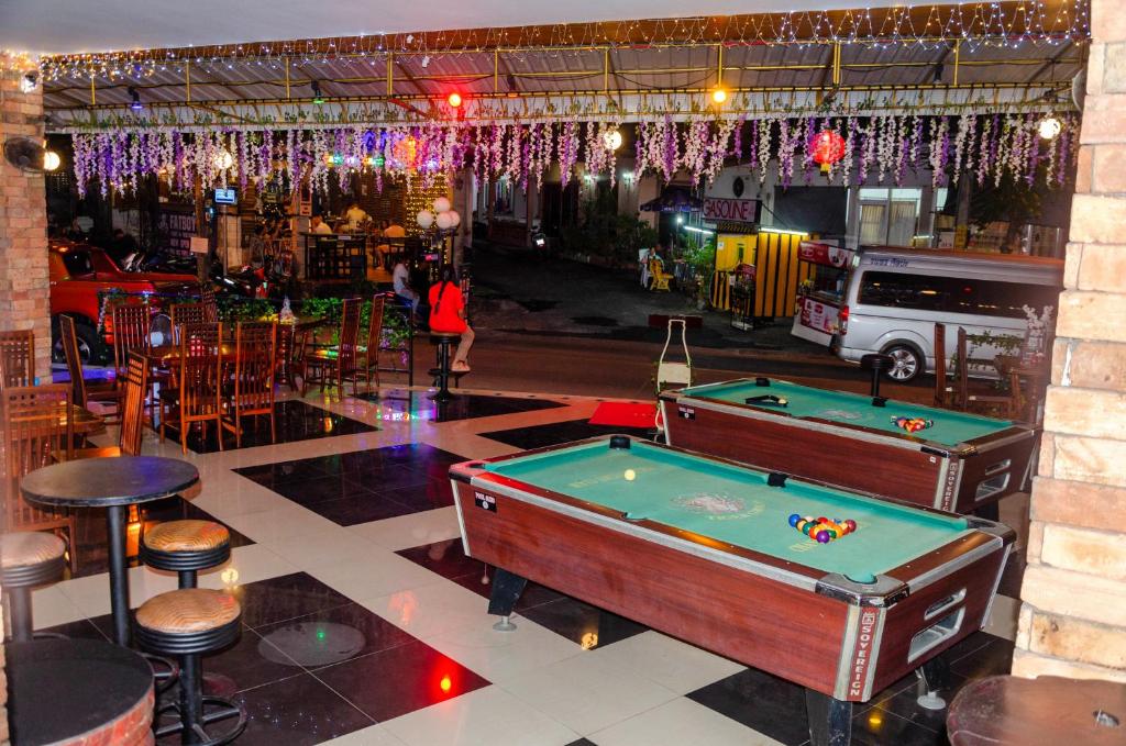 Biliár nebo kulečník v ubytování Diva Patong Hotel