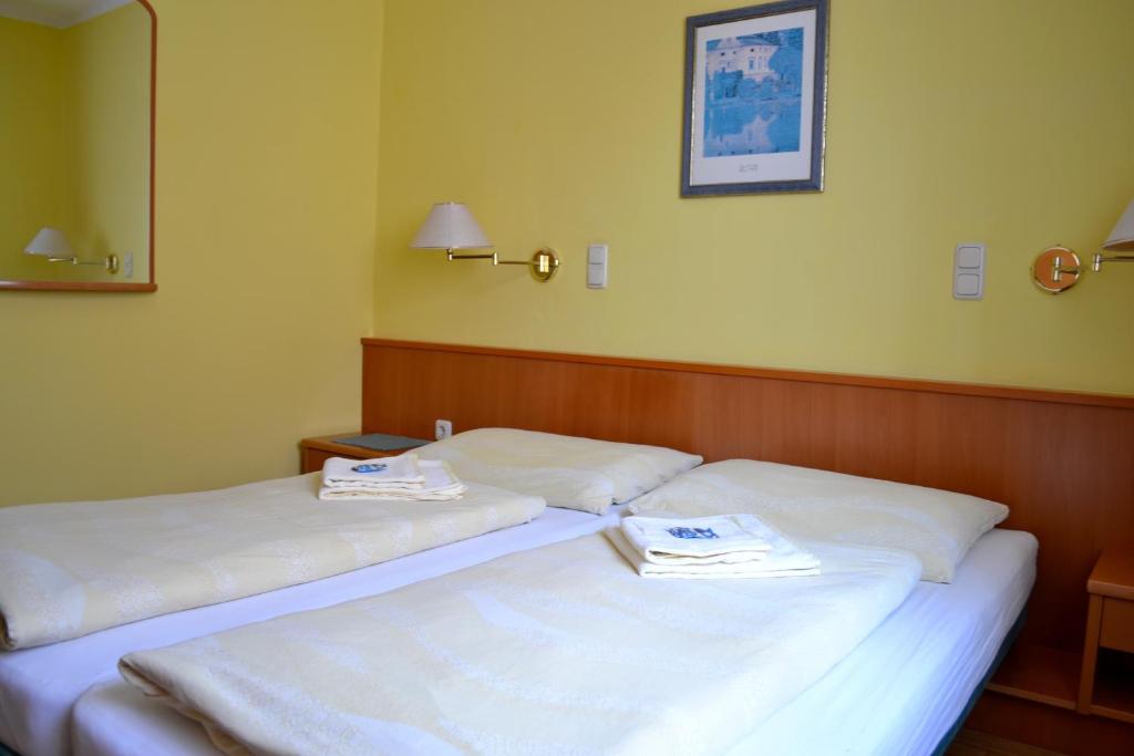 2 Betten in einem Hotelzimmer mit Handtüchern darauf in der Unterkunft Gasthof Redl in 