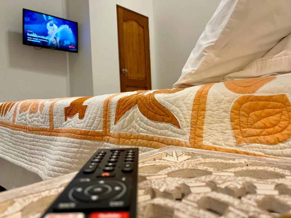 TV a/nebo společenská místnost v ubytování Huahine Beach House