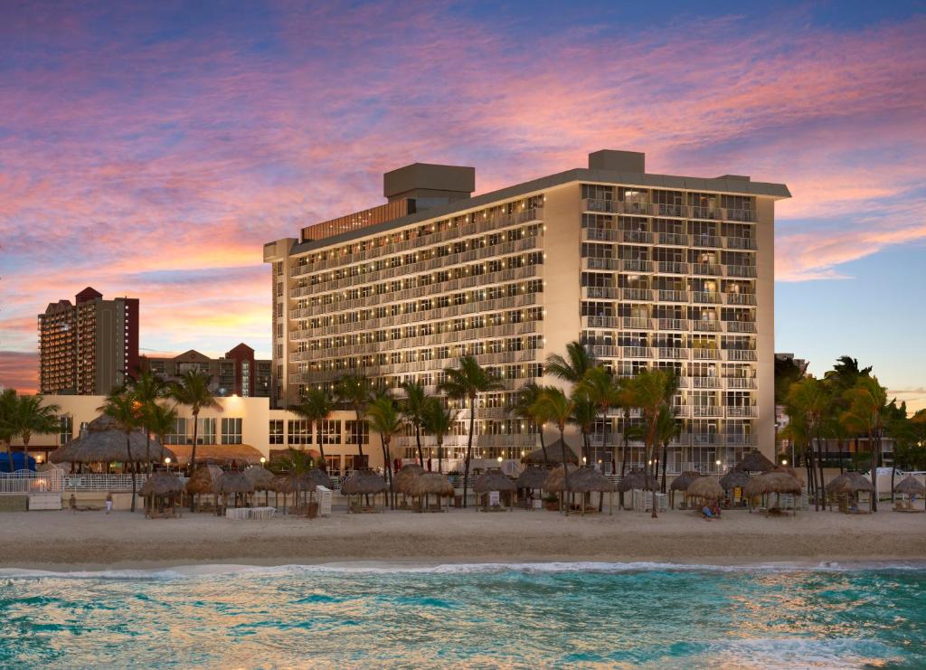 een hotel op het strand met stoelen en parasols bij Newport Beachside Hotel & Resort in Miami Beach