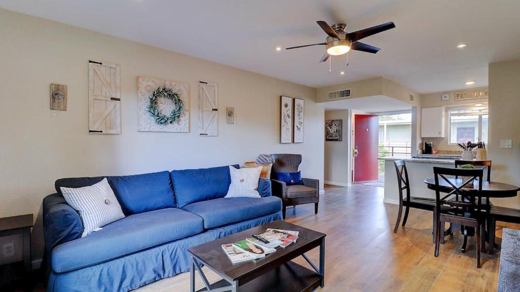 ein Wohnzimmer mit einem blauen Sofa und einem Tisch in der Unterkunft Comfy 1-Bdrm Condo in Heart of Old Town Scottsdale in Scottsdale
